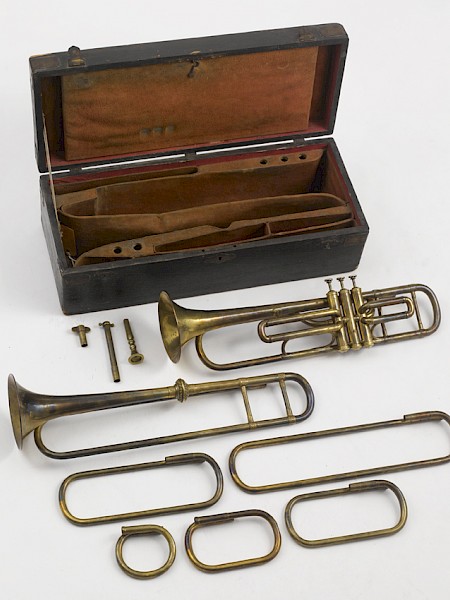 Coffret contenant une trompette naturelle et une trompette à pistons de Courtois, vers 1855. Avec tons en sol, fa, mi, mi b, ré et ut.